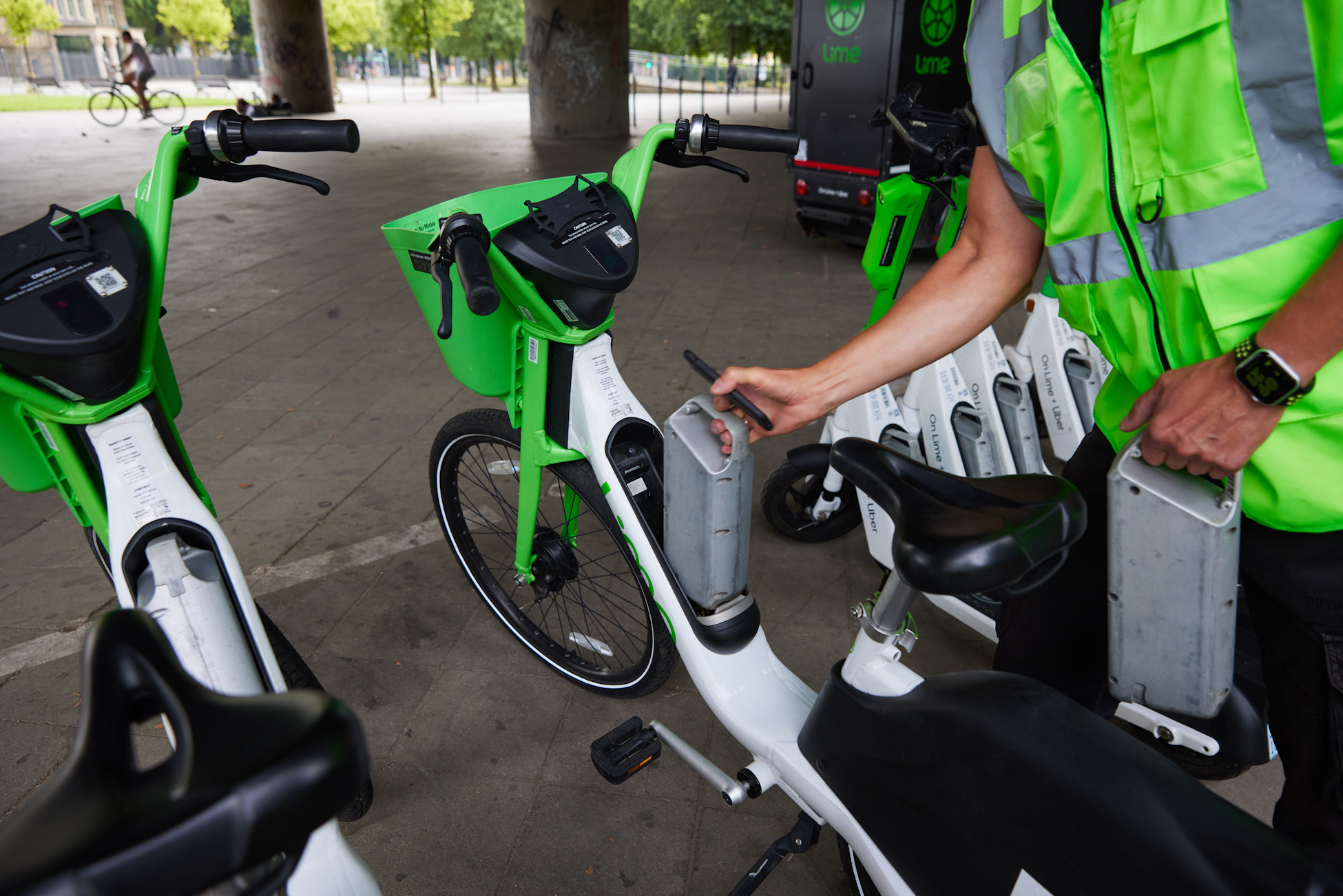 Mitarbeiter tauscht die Batterie an einem E-Bike