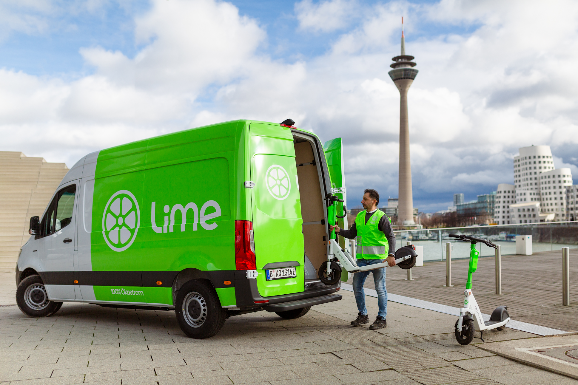 Ein Mitarbeiter belädt einen Elektro Van der Firma Lime